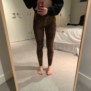 lululemon lab marbled leggings, size 4, keyhole detail in back and reflective